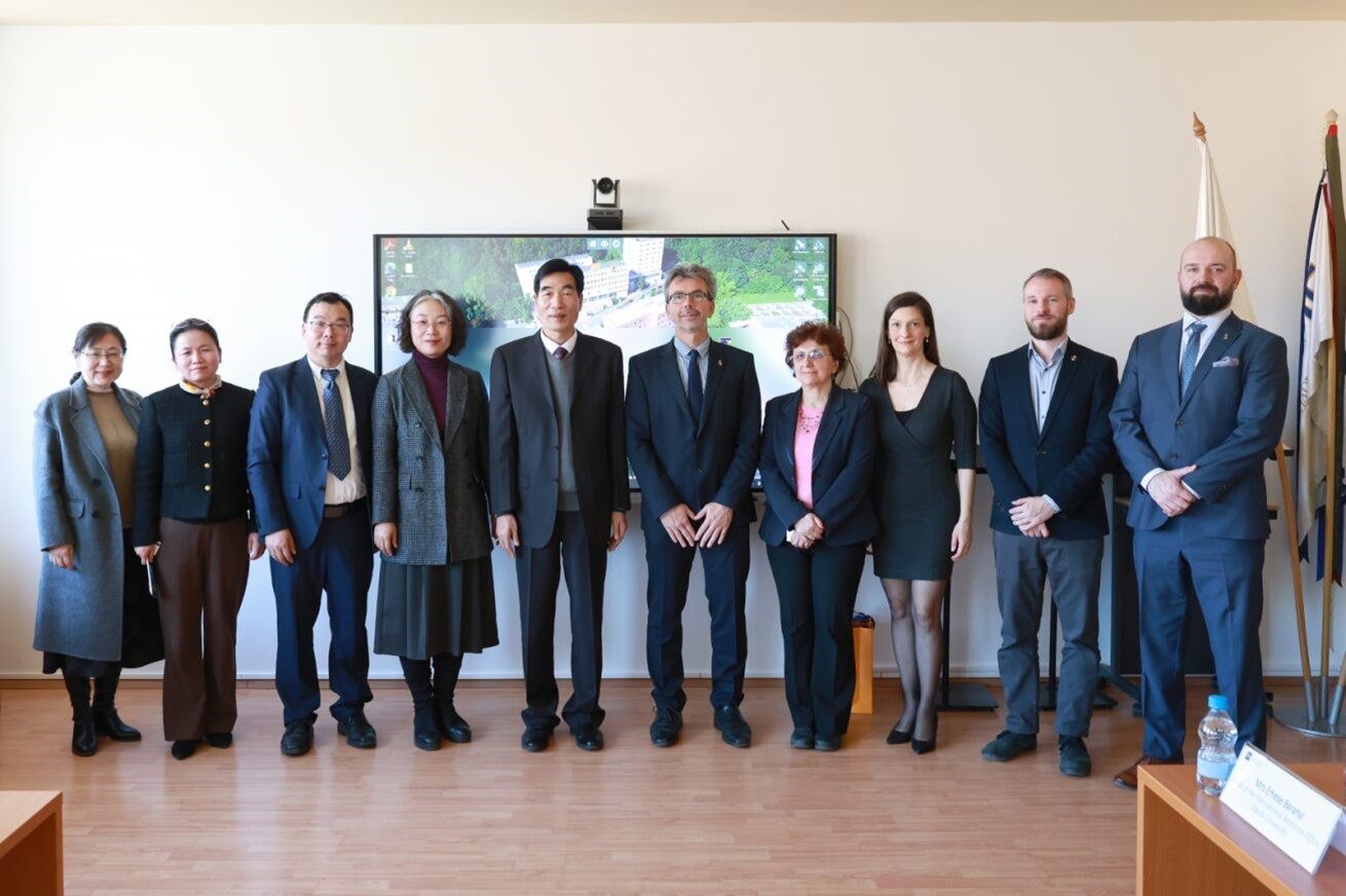 The Chinese delegation on the left and the delegation from Obuda University on the right