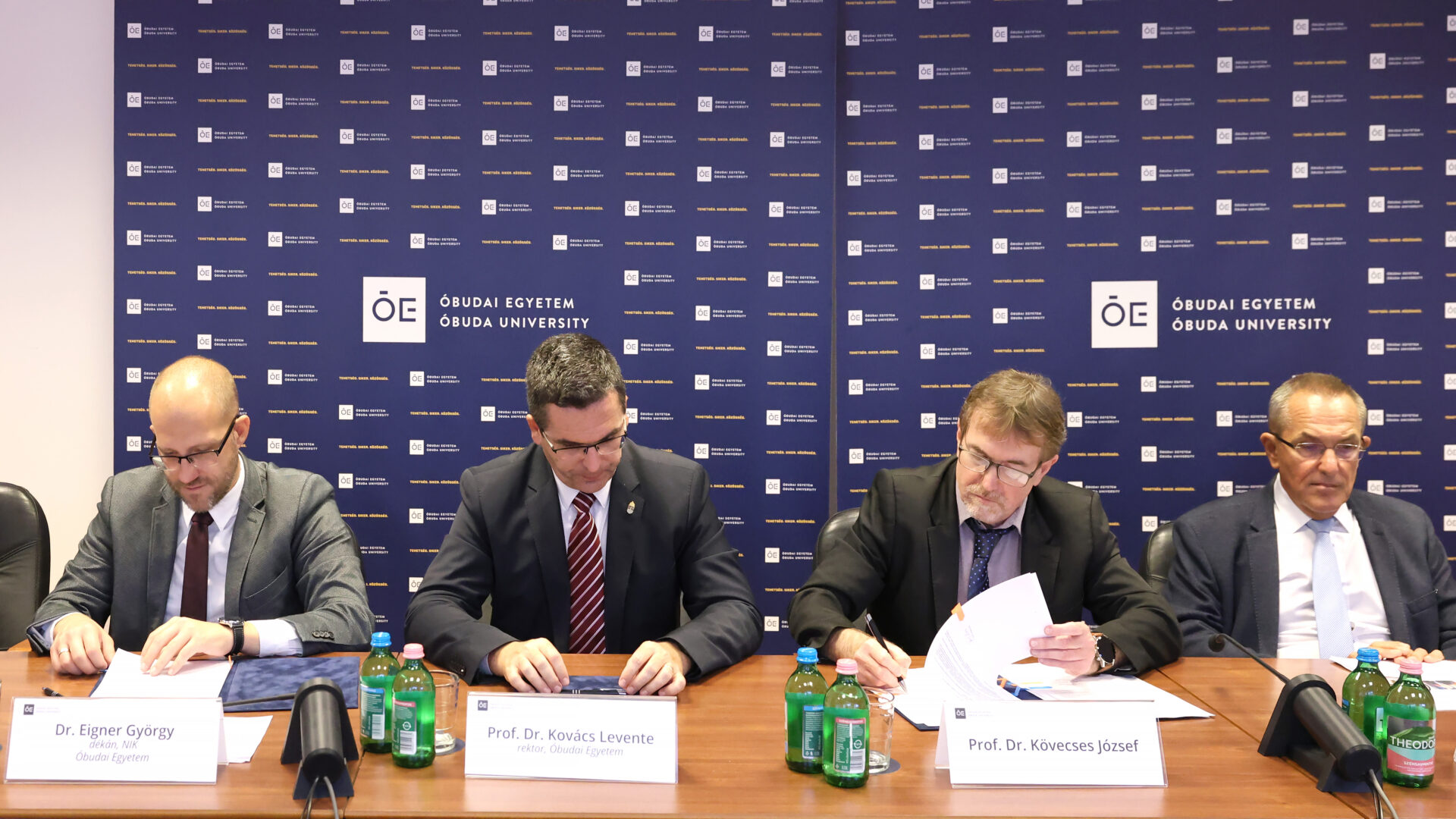 The Professors signing the bilateral agreement