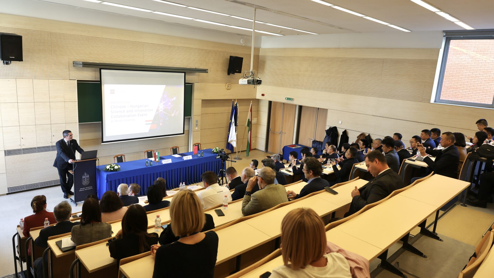 Prof. Dr. Levente Kovács presenting to the Chinese delegation