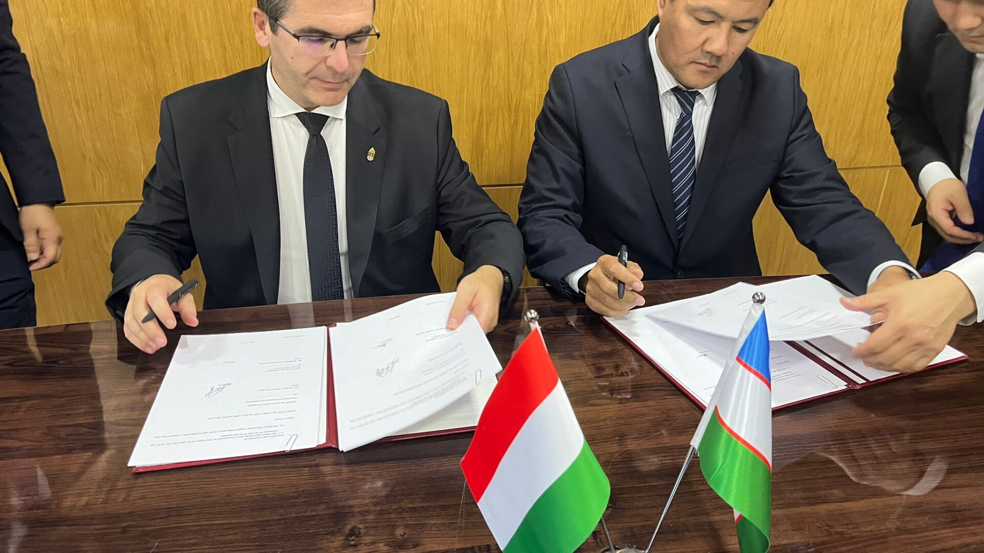 Prof. Dr. Levente Kovács signing an MoU at Tashkent State University of Economics and Engineering